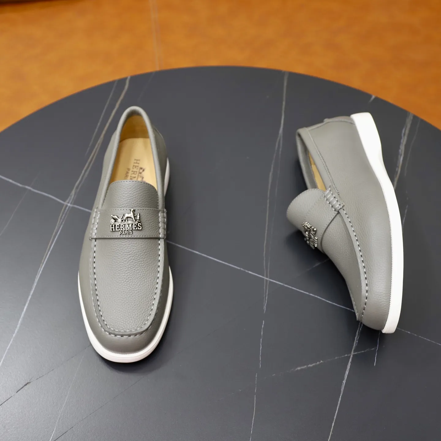 Ex-factory price: 560💰Hermès/Hermès slip-on men's shoes. This shoe is made of imported pebbled cowhide. It has simple and smooth lines and is combined with aerodynamically designed 3CM rubber foam ultra-light soles! Youthful and fashionable, classic H-shaped hardware buckle decoration, calf lining gently wraps the feet, with logo cowhide feet, casual and urban style, highlighting youthful vitality, sports and leisure version, super versatile, code number: 38-39-40-41-42-43-44 standard leather shoe size (45 can be customized but does not support returns)